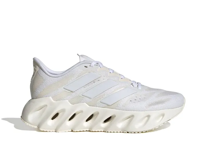 <span class="text-styled__StyledSpan-sc-d280c10c-1 dvOaRP">adidas< span>کفش دویدن Shift Fwd W