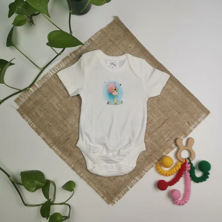 بادی نوزادی دخترانه آستین کوتاه برند twins طرح زرافه آبی رنگ – 3-6 ماه