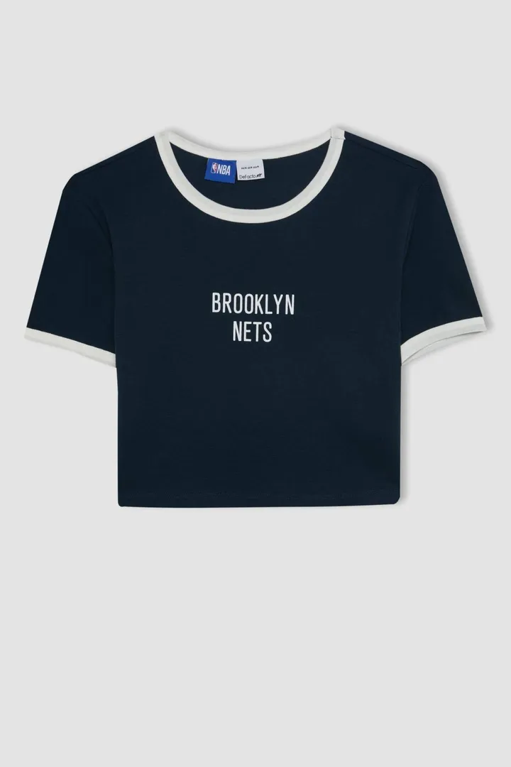 <span class="text-styled__StyledSpan-sc-d280c10c-1 dvOaRP">Defacto< span>تیشرت آستین کوتاه یقه کوتاه DeFactoFit NBA Brooklyn Nets Crop