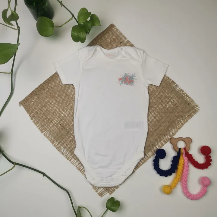 بادی نوزادی دخترانه آستین کوتاه برند لوپیلو طرح گل دار سفید رنگ – 12-24 ماه