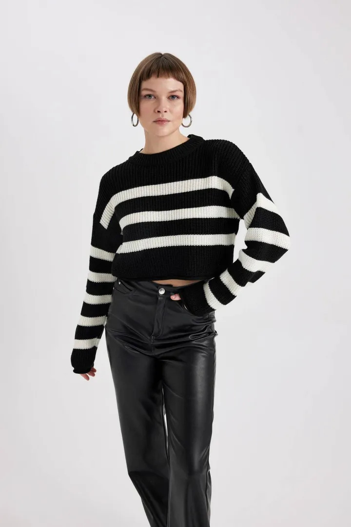 <span class="text-styled__StyledSpan-sc-d280c10c-1 dvOaRP">Defacto< span>ژاکت پارچه ای تسالونیکی Crop Crew Neck