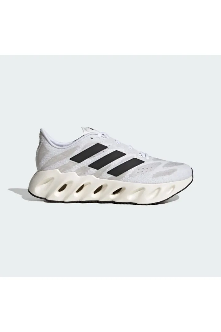 <span class="text-styled__StyledSpan-sc-d280c10c-1 dvOaRP">adidas< span>کفش دویدن مردانه ADIDAS SWITCH FWD M WHITE