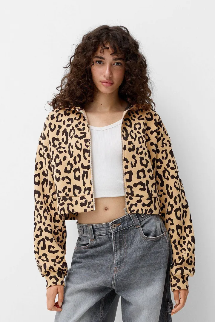 <span class="text-styled__StyledSpan-sc-d280c10c-1 dvOaRP">Bershka< span>سویشرت کلاهدار طرح دار