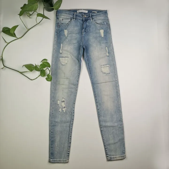 شلوار دخترانه جذب برند Bershka طرح زاپ دار آبی رنگ – سایز 36