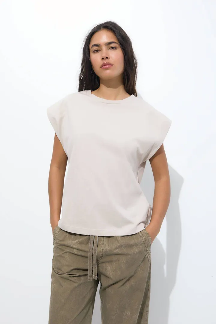 <span class="text-styled__StyledSpan-sc-d280c10c-1 dvOaRP">Pull & Bear< span>تاپ آستین دار