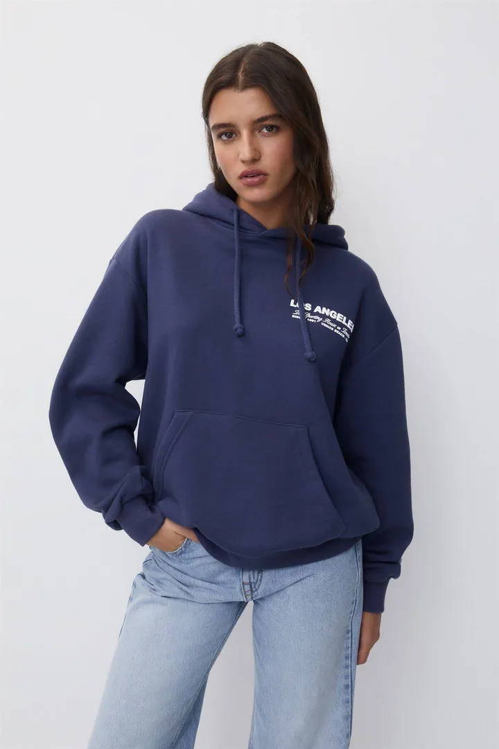 <span class="text-styled__StyledSpan-sc-d280c10c-1 dvOaRP">Pull & Bear< span>سویشرت کلاهدار با متن لس آنجلسی