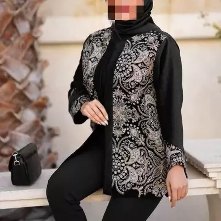 مانتو مشکی زنانه مانتو مزونی زنانه جنس برلین مخمل شانل با خرجکار هندی وارداتی در 4طرح فری 38تا46 مدل برلیان