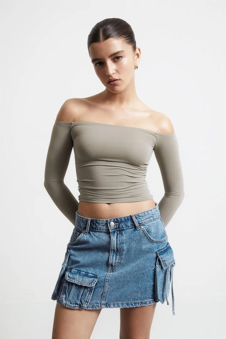 <span class="text-styled__StyledSpan-sc-d280c10c-1 dvOaRP">Pull & Bear< span>تیشرت باریک با شانه باز