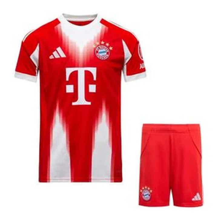 ست تی‌شرت آستین کوتاه و شلوارک ورزشی پسرانه مدل بایرن مونیخ کد Home 2026