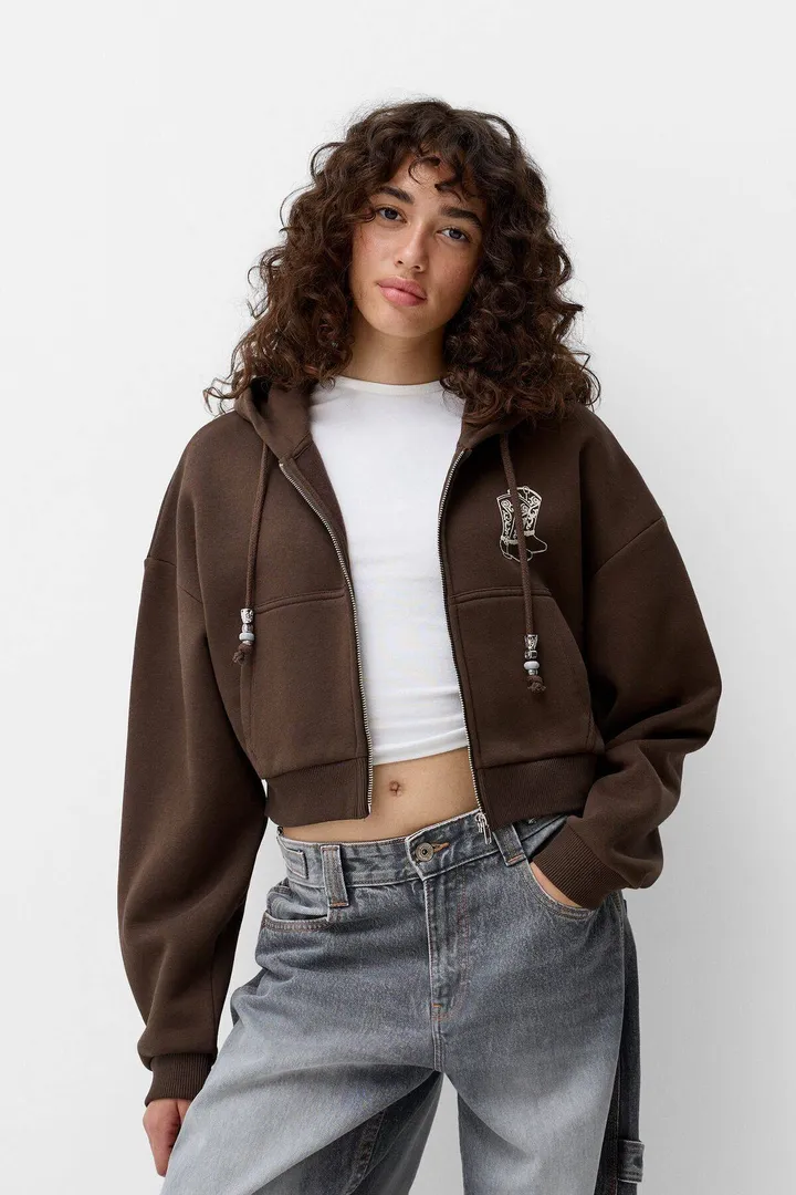 <span class="text-styled__StyledSpan-sc-d280c10c-1 dvOaRP">Bershka< span>سویشرت کلاهدار طرح دار