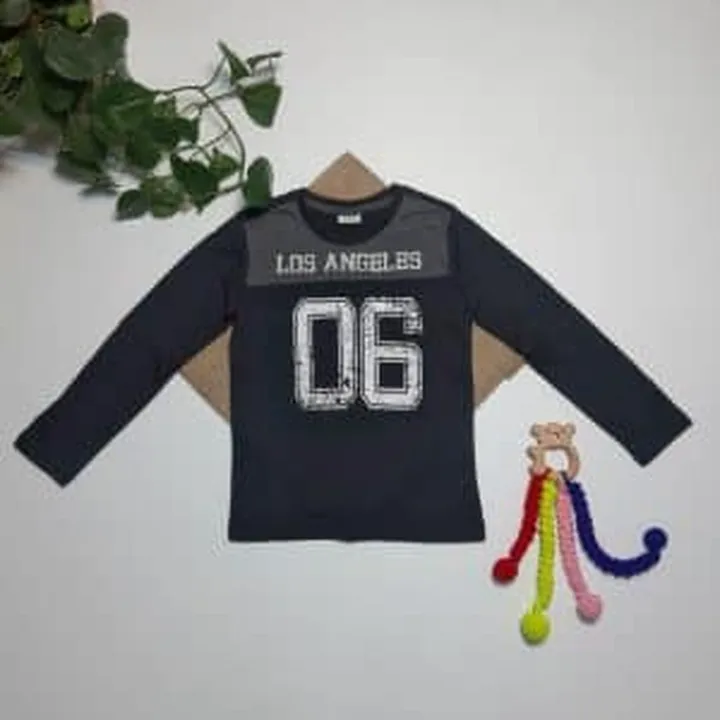 بلوز پسرانه آستین بلند طرح نوشته دار مشکی رنگ – 4-5 سال