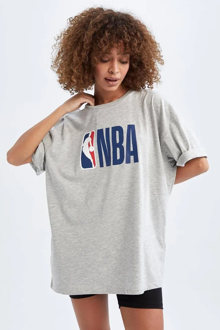 <span class="text-styled__StyledSpan-sc-d280c10c-1 dvOaRP">Defacto< span>تیشرت آستین کوتاه با یقه Nba Boxy Fit Crew